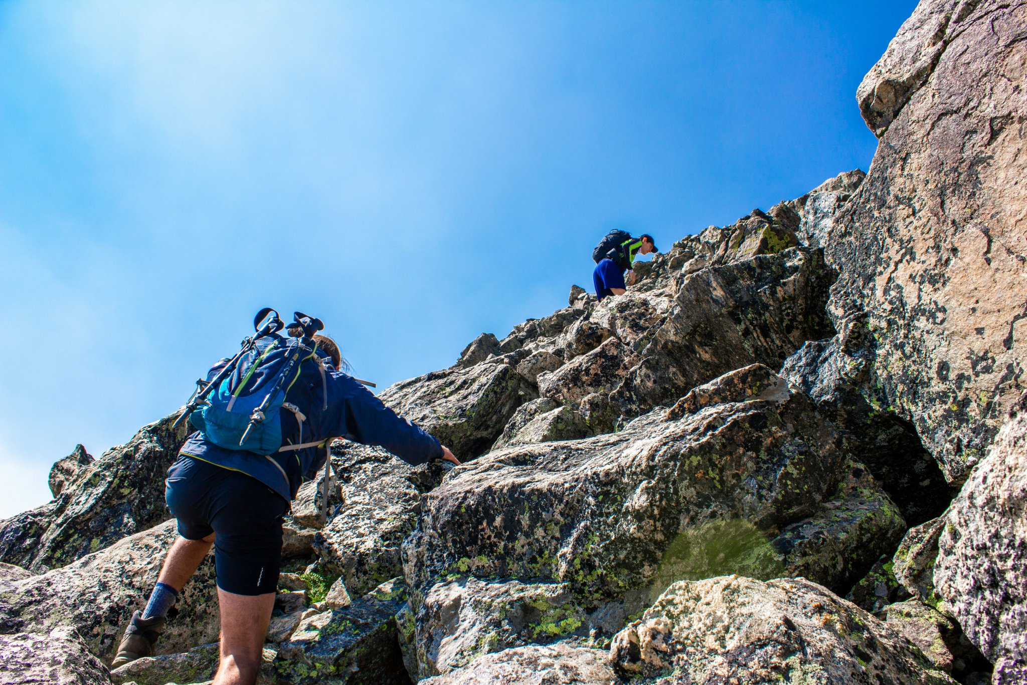 Wanderer steigen einen steinigen Bergpfad hinauf